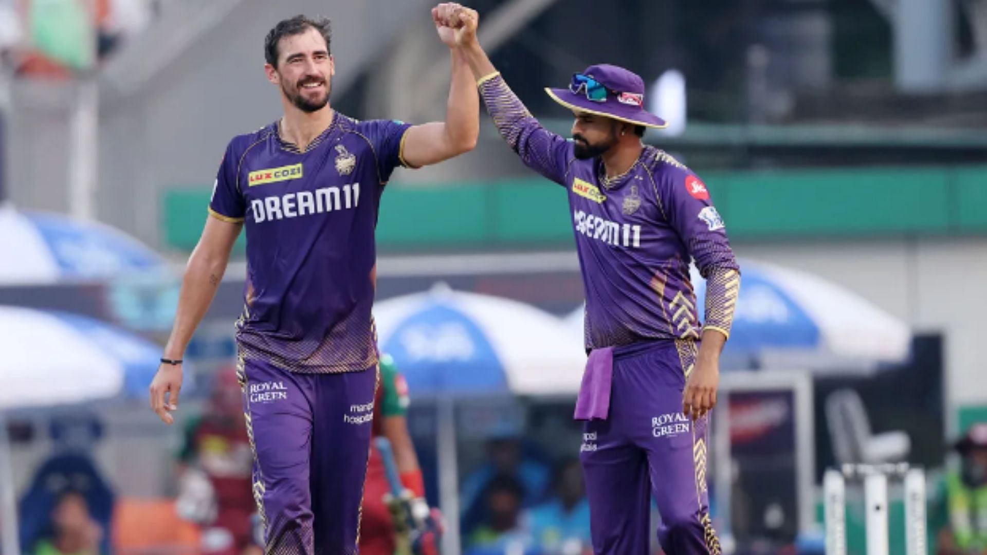 Starc celebrates picking a wicket with his captain <a href='https://www.sportskeeda.com/player/shreyas-iyer' target='_blank' rel='noopener noreferrer'>Shreyas Iyer</a> against LSG.
